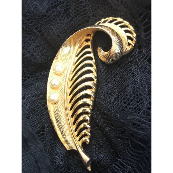 Vintage Gold tone Feather Brooch/Pin with Faux Pearls MCM 1960 - Picture 3 of 5